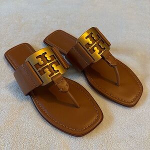 Tory Burch Metal Logo Georgia Leather Thong Sandal Aged Camello - size 6M